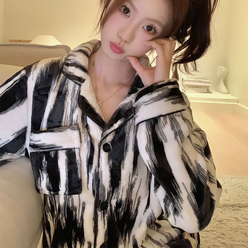 Autumn Winter Coral Fleece Homewear Women Short Sleeve Shorts 2 Pcs Th photo 2 (style 80637)