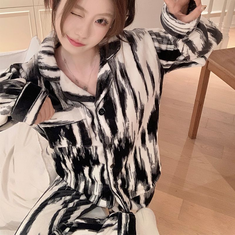 Autumn Winter Coral Fleece Homewear Women Short Sleeve Shorts 2 Pcs Th photo 4 (style 80637)
